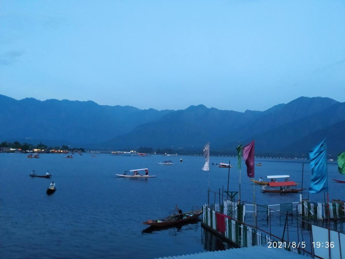Houseboat Young Snow View Front Line Dal Lake Srīnagar Exteriér fotografie