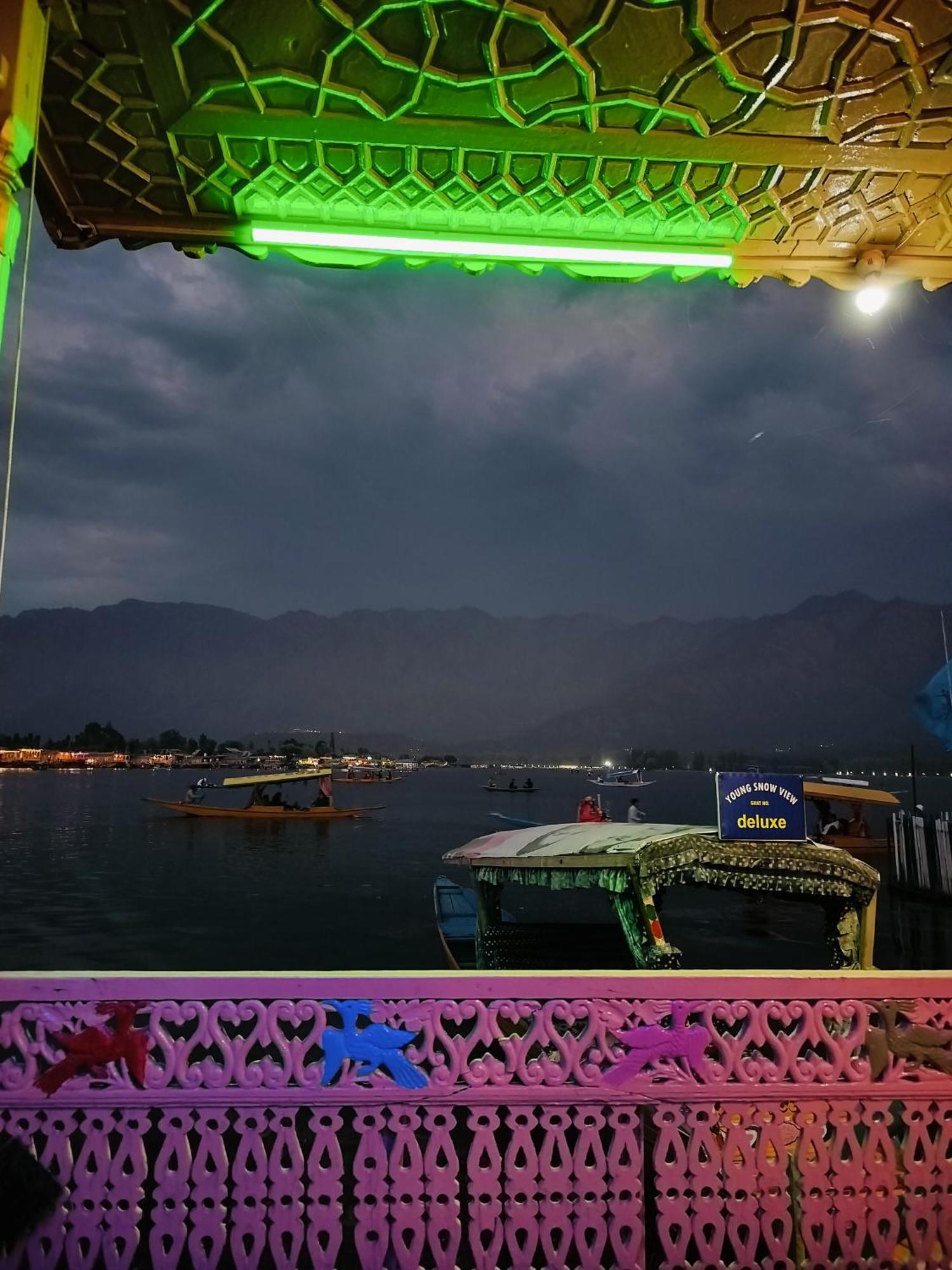 Houseboat Young Snow View Front Line Dal Lake Srīnagar Exteriér fotografie