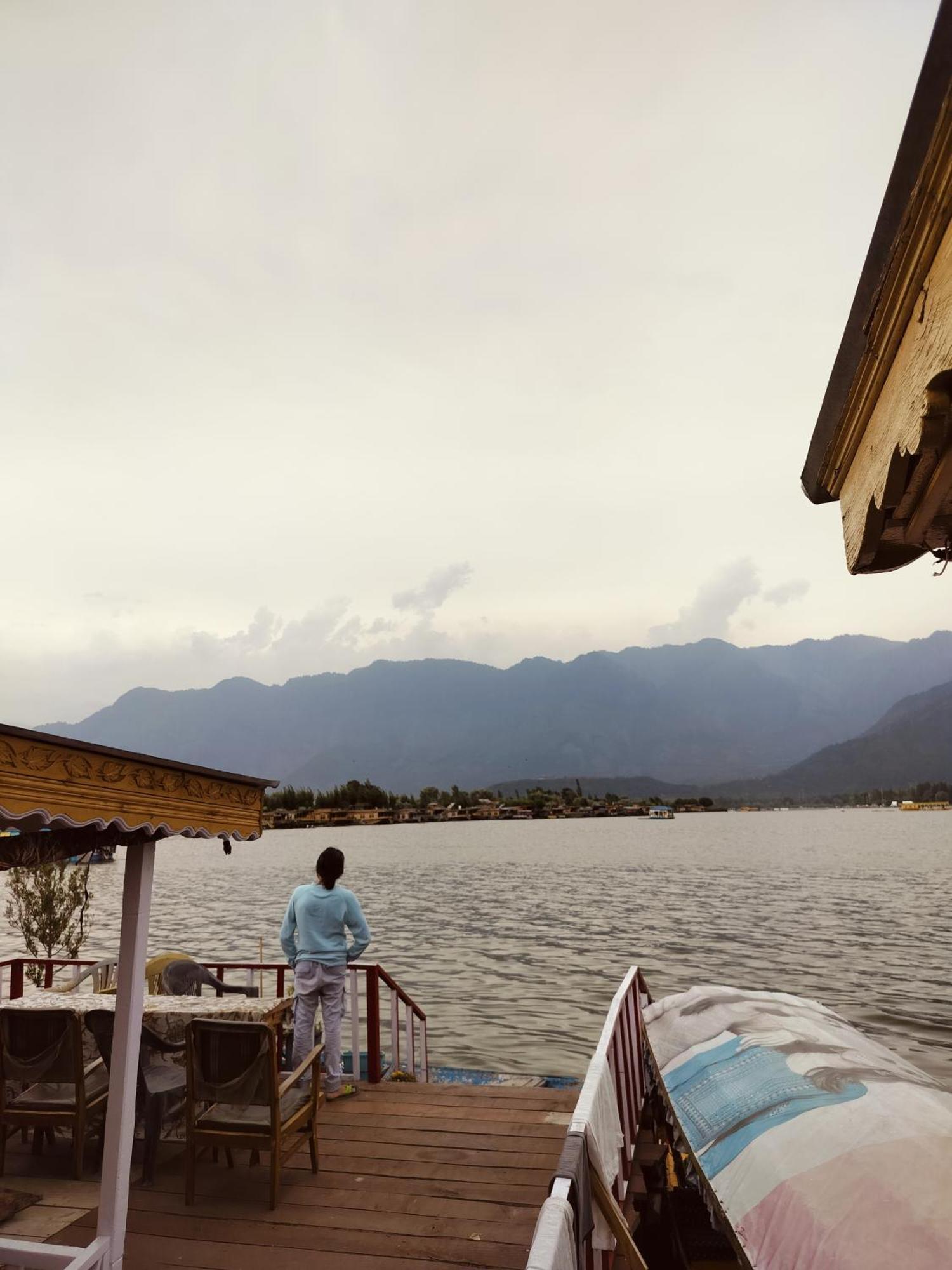 Houseboat Young Snow View Front Line Dal Lake Srīnagar Exteriér fotografie