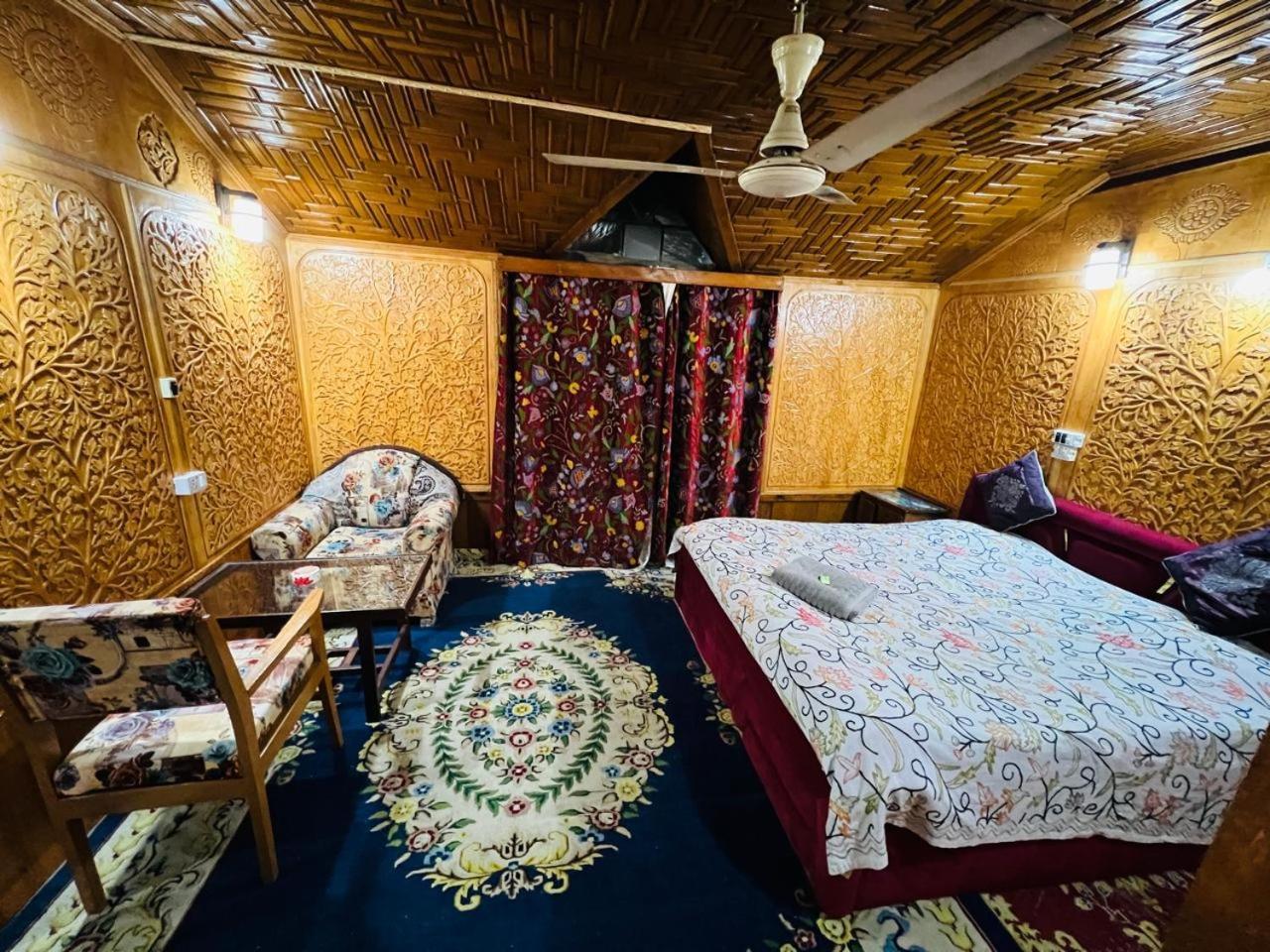 Houseboat Young Snow View Front Line Dal Lake Srīnagar Exteriér fotografie