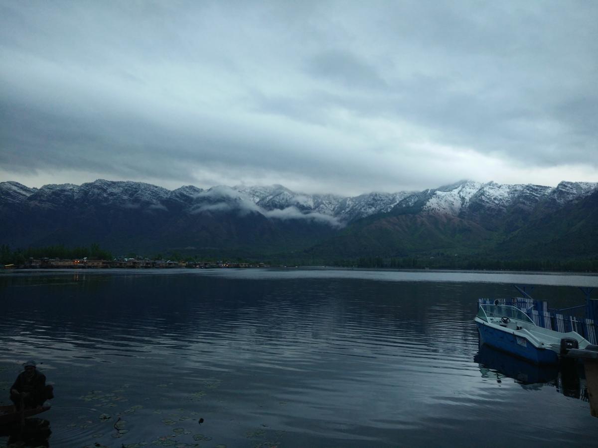 Houseboat Young Snow View Front Line Dal Lake Srīnagar Exteriér fotografie