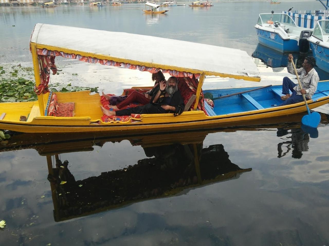 Houseboat Young Snow View Front Line Dal Lake Srīnagar Exteriér fotografie