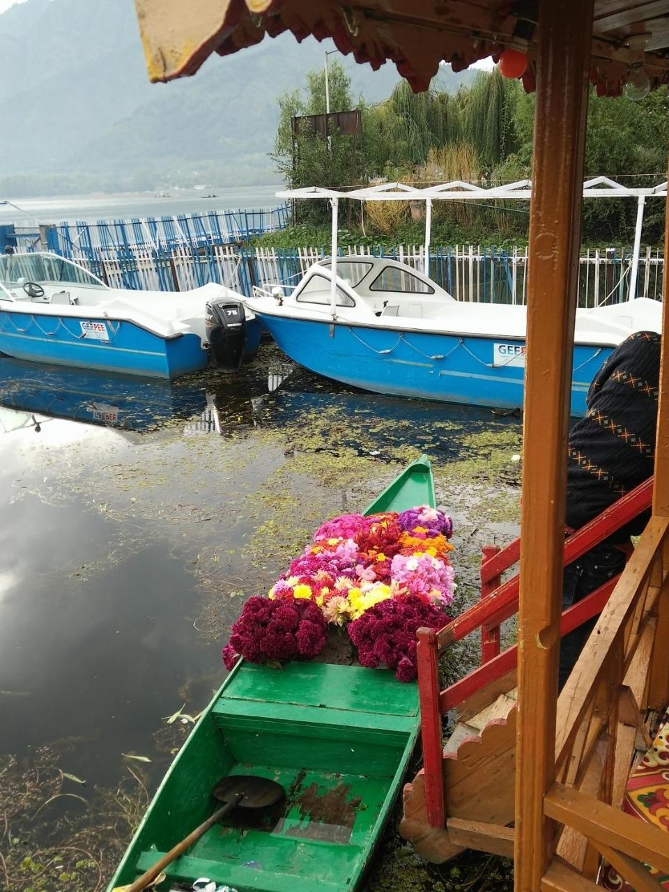 Houseboat Young Snow View Front Line Dal Lake Srīnagar Exteriér fotografie