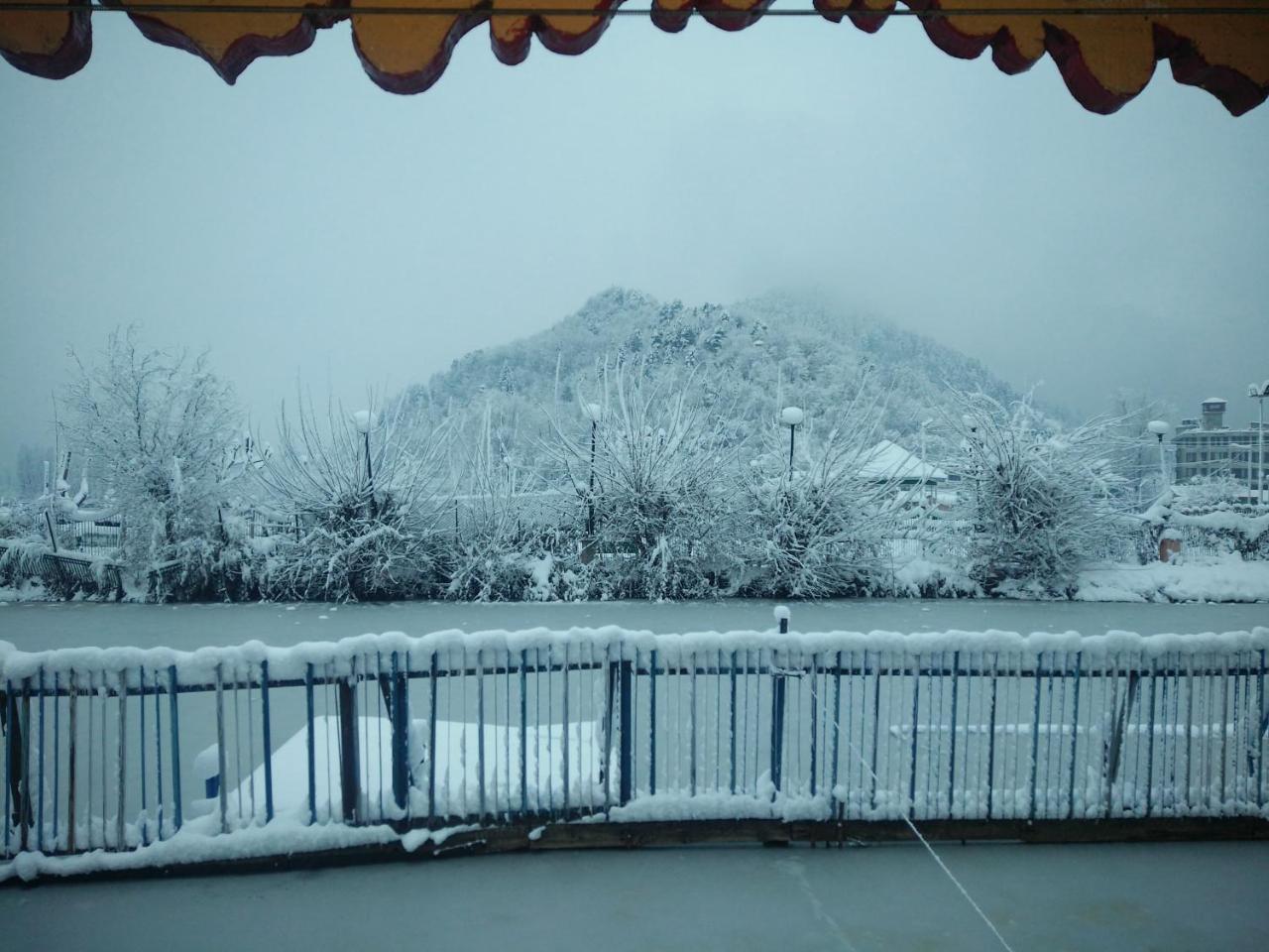 Houseboat Young Snow View Front Line Dal Lake Srīnagar Exteriér fotografie