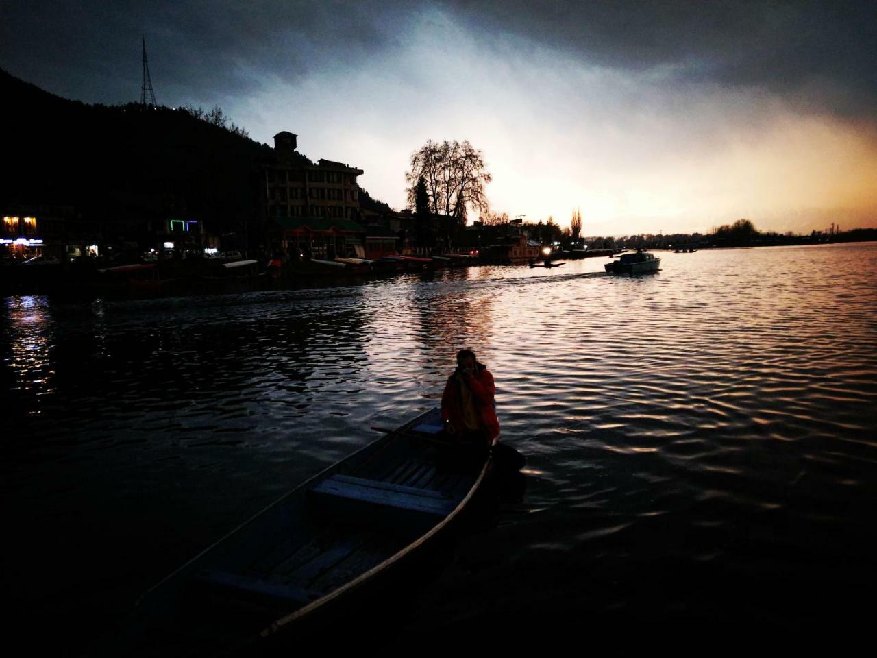 Houseboat Young Snow View Front Line Dal Lake Srīnagar Exteriér fotografie